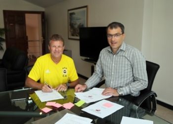 Koeman yardımcı antrenörlük görevi için resmi imzayı attı