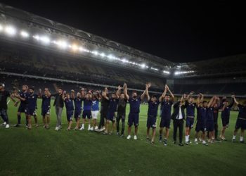 Yönetim ve futbolcularımız taraftarlarımızı selamladı