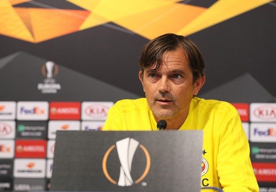 Phillip Cocu, Dinamo Zagreb maçı öncesi basın toplantısına katıldı