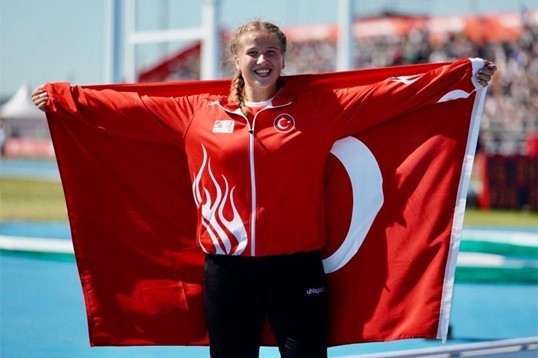 Münevver Hancı, cirit atmada ülkemize bronz madalya kazandırdı