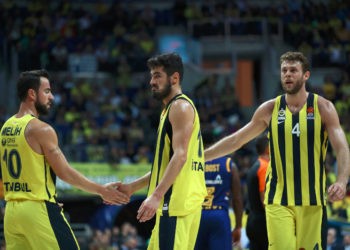 Fenerbahçemiz Arel Üniversitesi Büyükçekmece karşısında