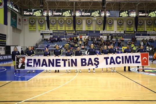 Takımımız parkeye 'Emanetin baş tacımız' yazılı pankartla çıktı