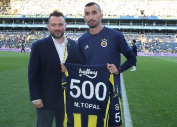 Topal'a 500. maç formasını Yönetim Kurulu Üyemiz Selahattin Baki takdim etti.
