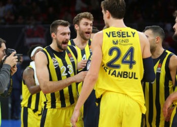 Fenerbahçemiz Bahçeşehir Koleji karşısında