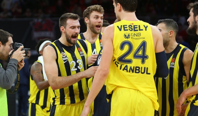 Fenerbahçemiz Bahçeşehir Koleji karşısında