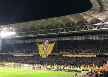 Fenerbahçeli taraftarlar Koray Şener için koreografi düzenledi