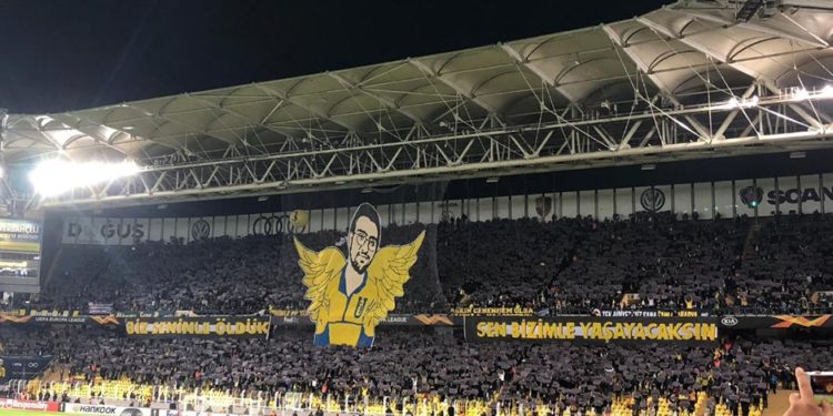 Fenerbahçeli taraftarlar Koray Şener için koreografi düzenledi
