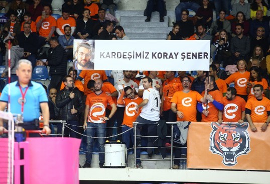 Eczacıbaşı VitrA taraftarları Koray Şener'i unutmadı