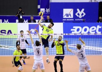 Fenerbahçe Halkbank'ı 3-1 mağlup etti