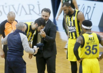 Nikola Kalinic, burnuna aldığı darbe sonucu sakatlandı.