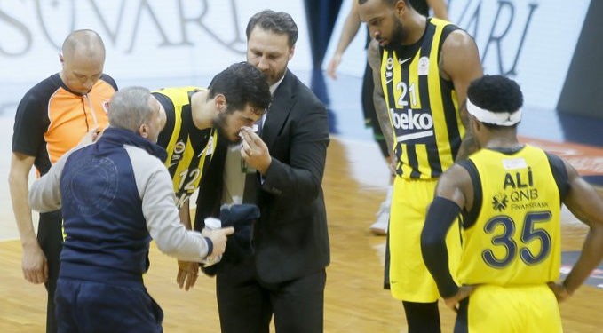 Nikola Kalinic, burnuna aldığı darbe sonucu sakatlandı.