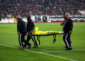 Demir Grup Sivasspor karşılaşmasında sakatlanarak oyundan çıkan futbolcumuz Sadık Çiftpınar'ın sezonu kapattığı bildirildi.