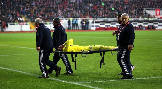 Demir Grup Sivasspor karşılaşmasında sakatlanarak oyundan çıkan futbolcumuz Sadık Çiftpınar'ın sezonu kapattığı bildirildi.