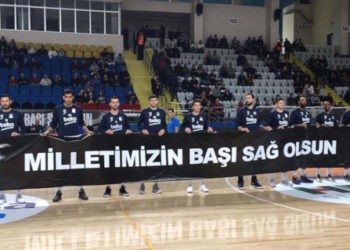 Fenerbahçe Beko, mücadele öncesinde maça “Milletimizin başı sağ olsun” pankartıyla çıktı.