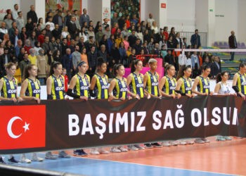 Fenerbahçe Opet, sahaya "Başımız sağ olsun" pankartıyla çıktı.