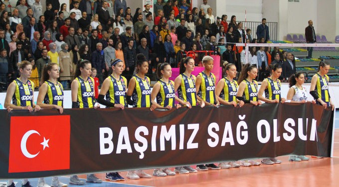 Fenerbahçe Opet, sahaya "Başımız sağ olsun" pankartıyla çıktı.