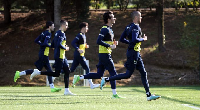 Fenerbahçe'de antrenmanlar sürüyor
