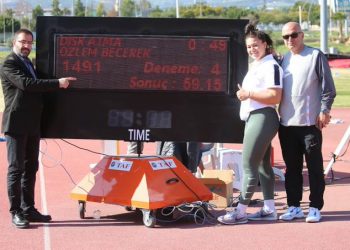 Özlem Becerek, U20 Türkiye rekorunu geliştirdi