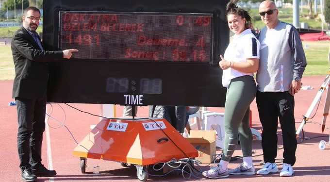 Özlem Becerek, U20 Türkiye rekorunu geliştirdi