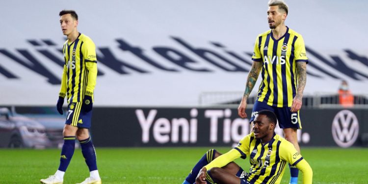 Fenerbahçe, Süper Lig'in 26. haftasında Göztepe'yi konuk ettiği karşılaşmadan 1-0 mağlup ayrıldı.