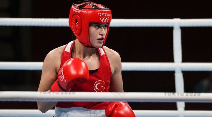 Fenerbahçeli milli boksör Esra Yıldız