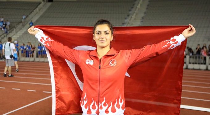 Fenerbahçeli milli atlet Esra Türkmen