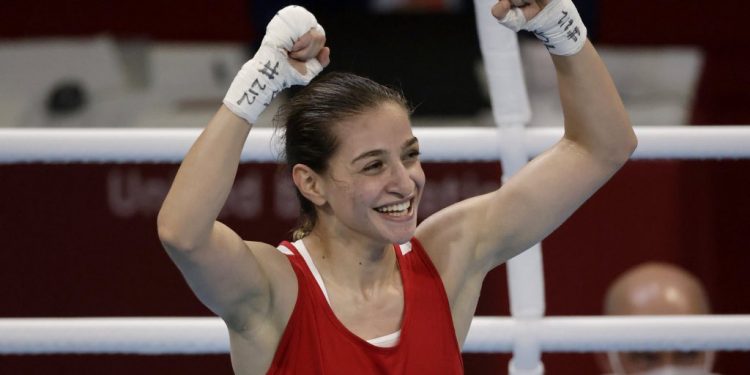 Fenerbahçeli milli boksör Buse Naz Çakıroğlu