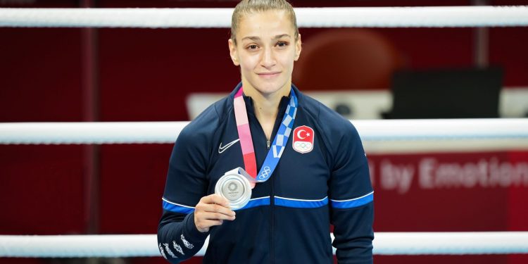 Fenerbahçeli milli boksörümüz Buse Naz Çakıroğlu, Olimpiyat ikincisi oldu