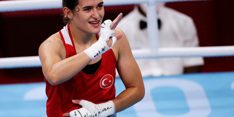 Fenerbahçeli milli boksör Esra Yıldız