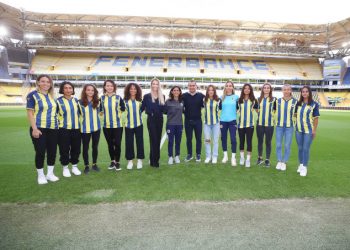Fenerbahçe Kadın Futbol Takımında 12 imza