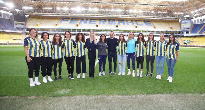 Fenerbahçe Kadın Futbol Takımında 12 imza