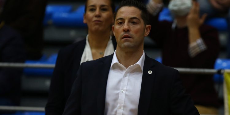 Fenerbahçe Kadın Basketbol Takımı Başantrenörü Victor Lapena