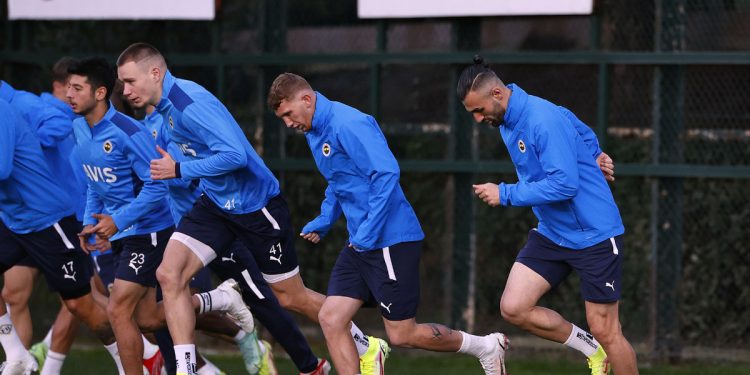 Fenerbahçe kampa girdi