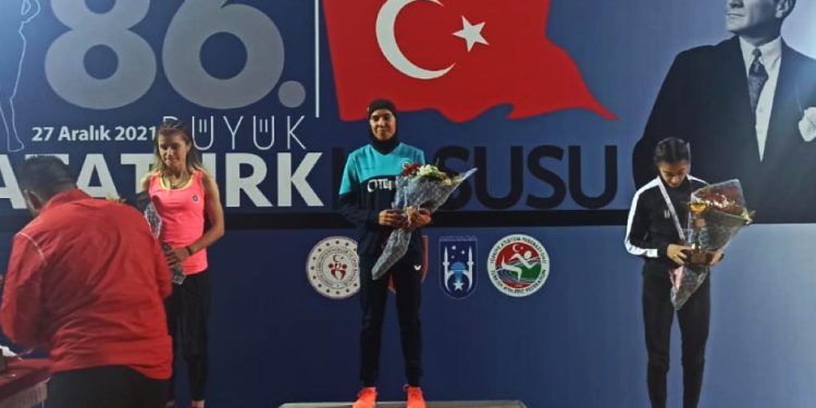Milli atletimiz Burcu Subatan, 86. Büyük Atatürk Koşusu'nda altın madalya kazandı