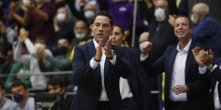 Fenerbahçe Kadın Basketbol Takımı Başantrenörü Victor Lapena