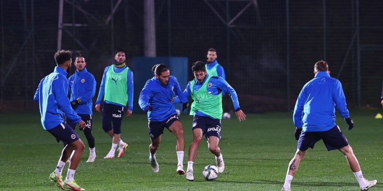 Fenerbahçe kampa girdi