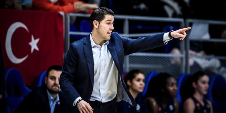 Fenerbahçe Kadın Basketbol Takımı Başantrenörü Victor Lapena