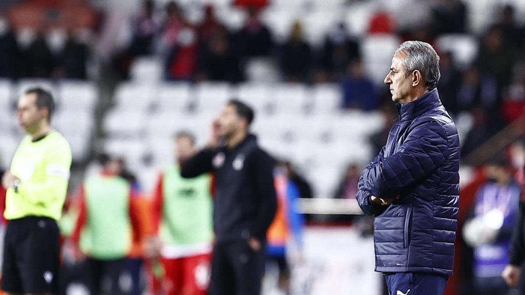 Fenerbahçe Teknik Direktörü İsmail Kartal