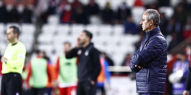 Fenerbahçe Teknik Direktörü İsmail Kartal