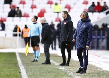 Fenerbahçe Teknik Direktörü İsmail Kartal