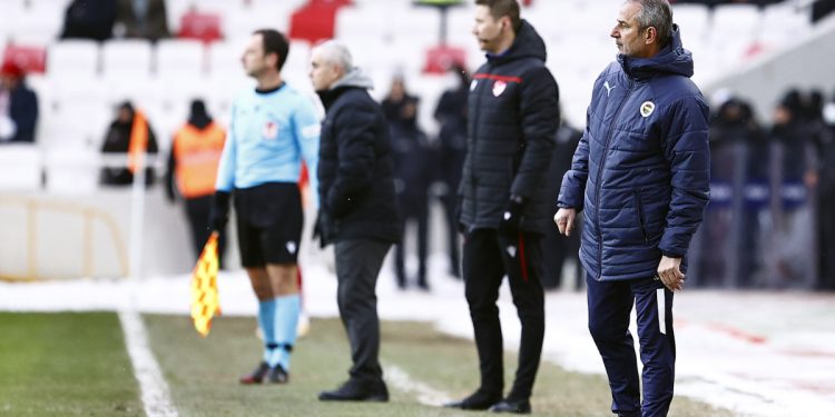 Fenerbahçe Teknik Direktörü İsmail Kartal