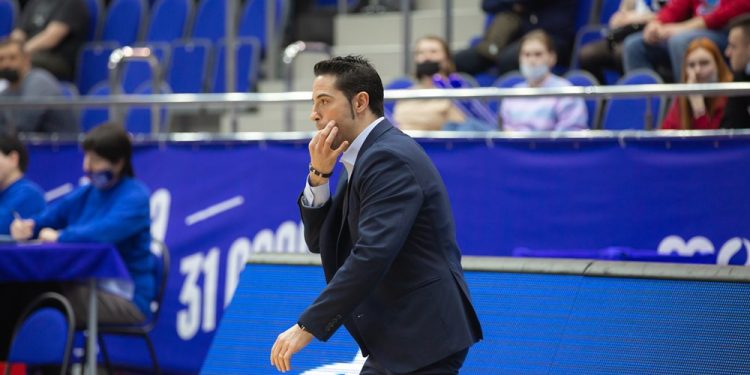 Fenerbahçe Kadın Basketbol Takımı Başantrenörü Victor Lapena