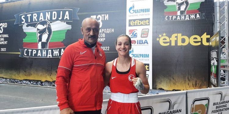 Fenerbahçeli milli boksör Buse Naz Çakıroğlu