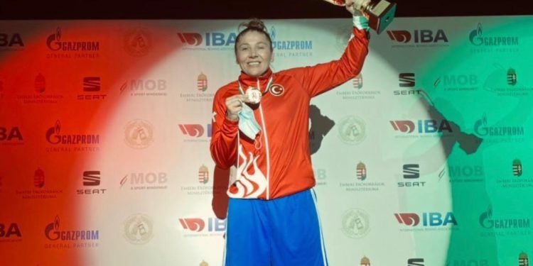 Fenerbahçeli milli boksörümüz Şennur Demir