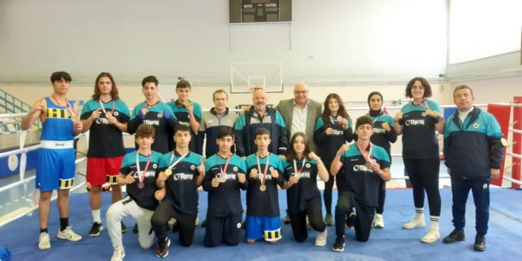 Boksörlerimizden İstanbul Yıldızlar Ferdi Boks Şampiyonası'nda 15 madalya