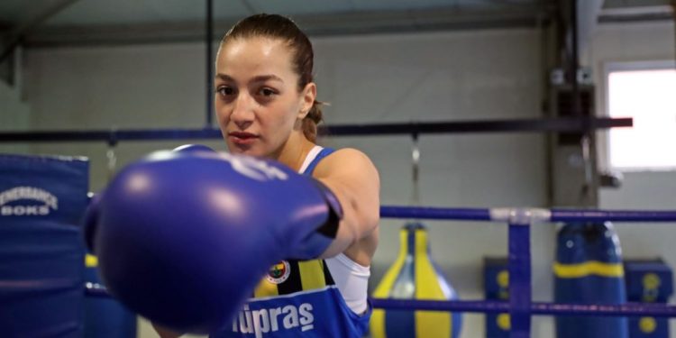 Fenerbahçeli milli boksör Buse Naz Çakıroğlu
