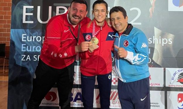 Fenerbahçeli milli boksörümüz Hatice Akbaş, U22 Avrupa Şampiyonu oldu