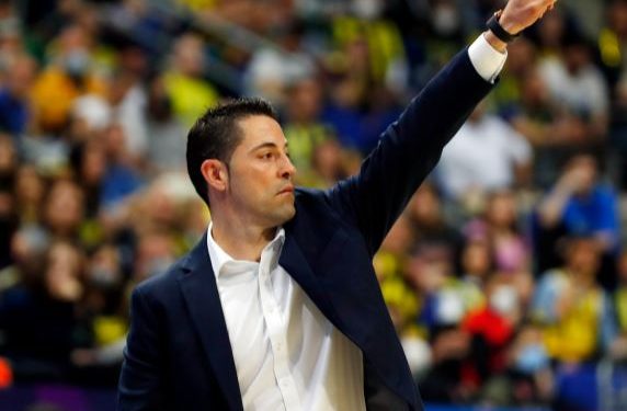 Fenerbahçe Kadın Basketbol Takımı Başantrenörü Victor Lapena