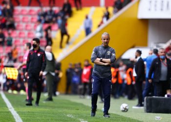 Fenerbahçe Teknik Direktörü İsmail Kartal