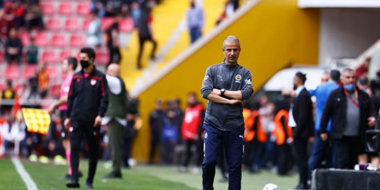 Fenerbahçe Teknik Direktörü İsmail Kartal